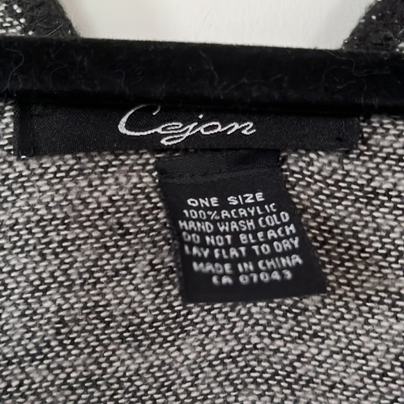 CEJON Celtic style grey poncho cape - Picture 3 of 6